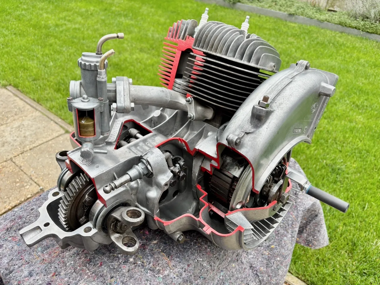 Opengewerkt motorblok van een Goggomobil