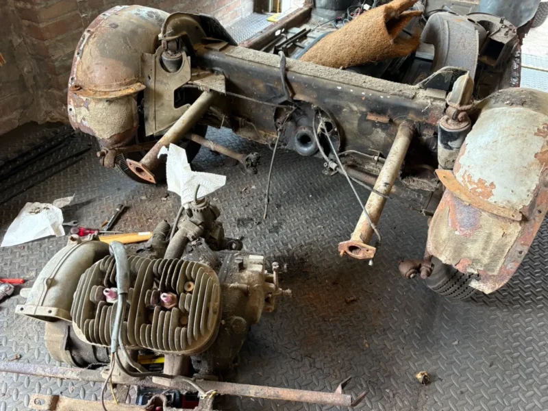 Bodemgroep van een Goggomobil in een garage met uitgebouwd motorblok