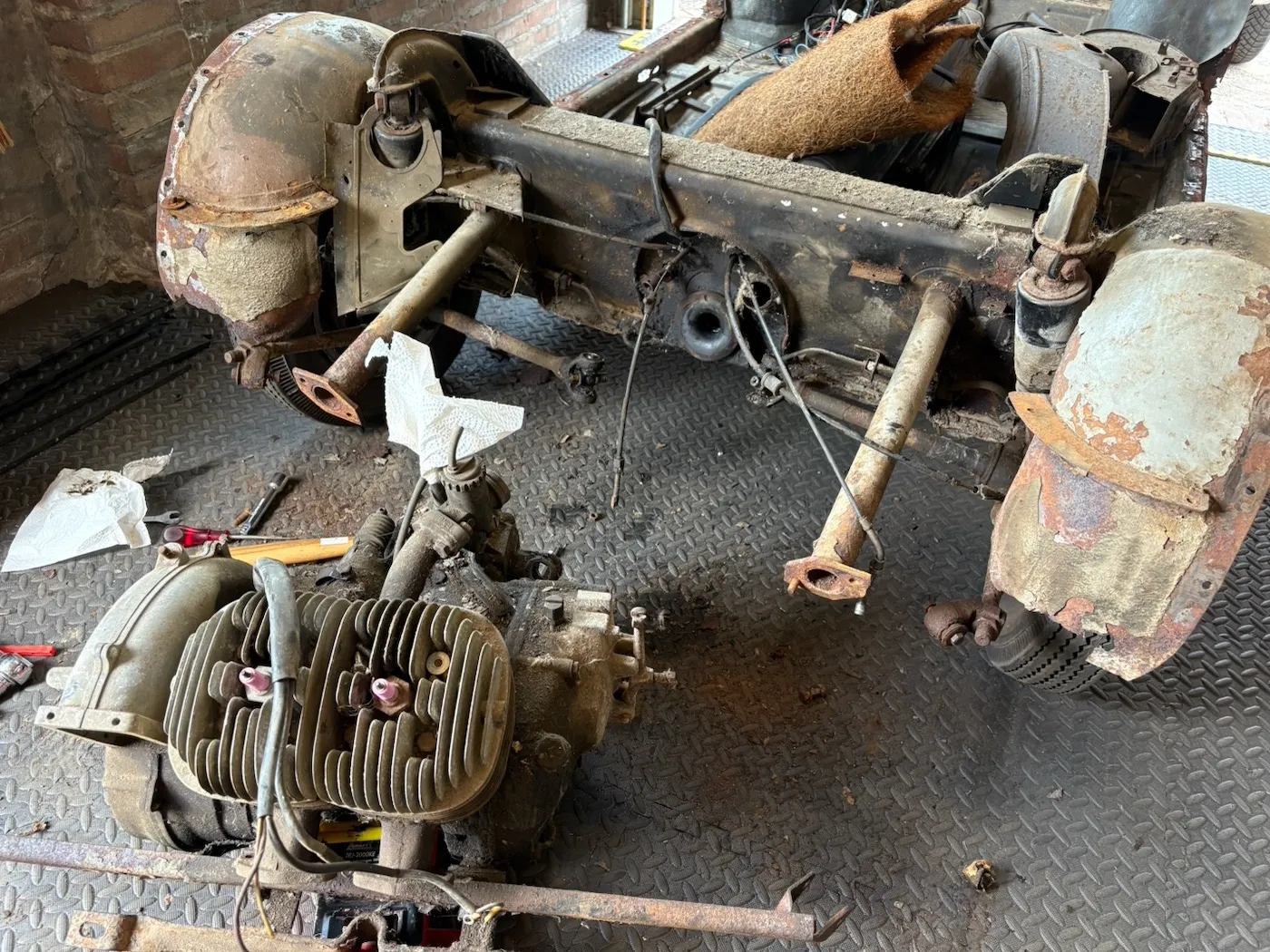 Bodemgroep van een Goggomobil in een garage met uitgebouwd motorblok