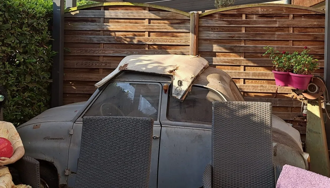 Ongerestaureerde Goggomobil Limousine in de achtertuin